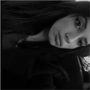 Studentessa universitaria che offre ripetizioni per alunni di scuole elementari/medie